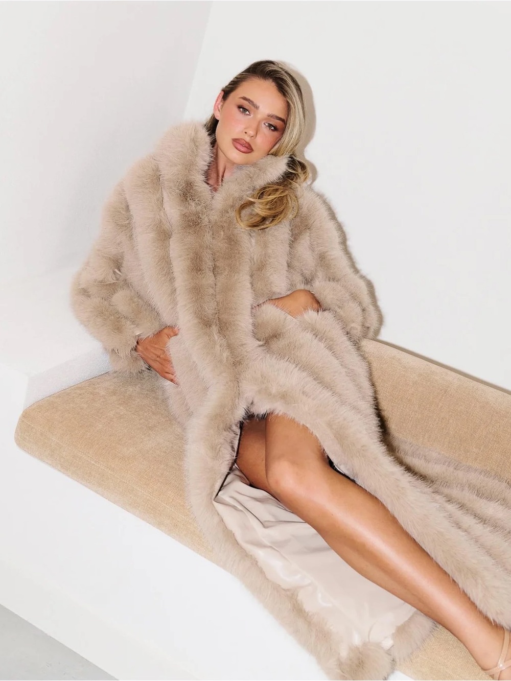 ELLIATT Luxe Faux Fur Coat Beige Maxi Jacket NEW Size Medium